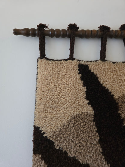 Vintage wandkleed met grote bloem in bruin en okergeel
