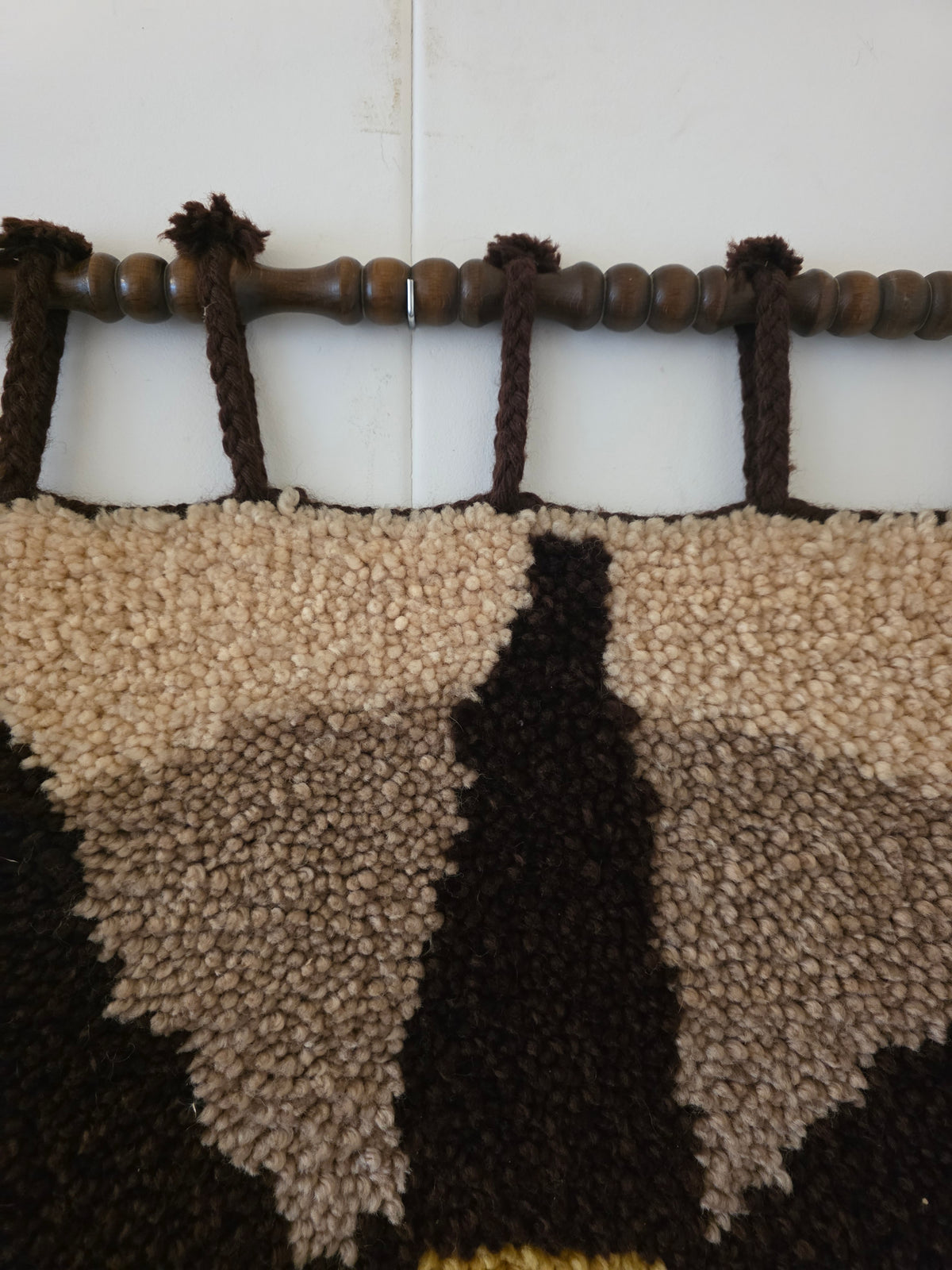 Vintage wandkleed met grote bloem in bruin en okergeel