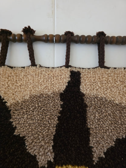Vintage wandkleed met grote bloem in bruin en okergeel