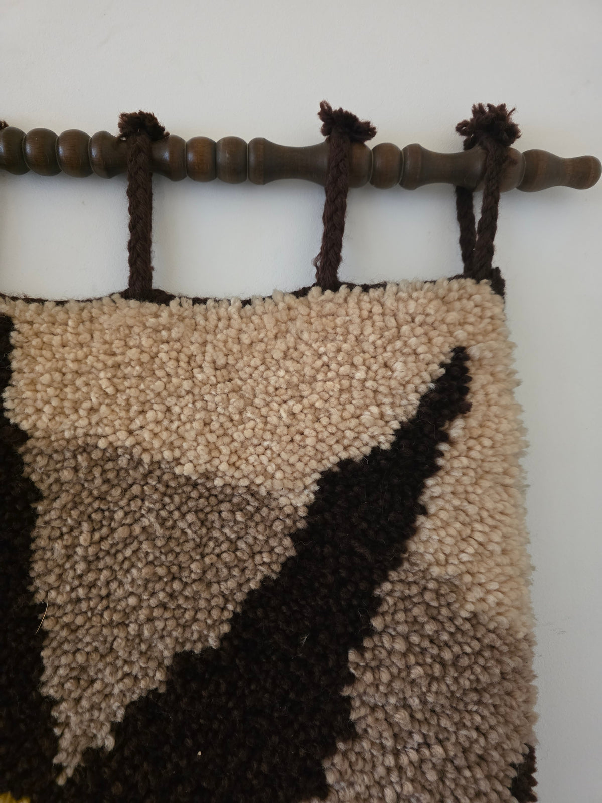 Vintage wandkleed met grote bloem in bruin en okergeel