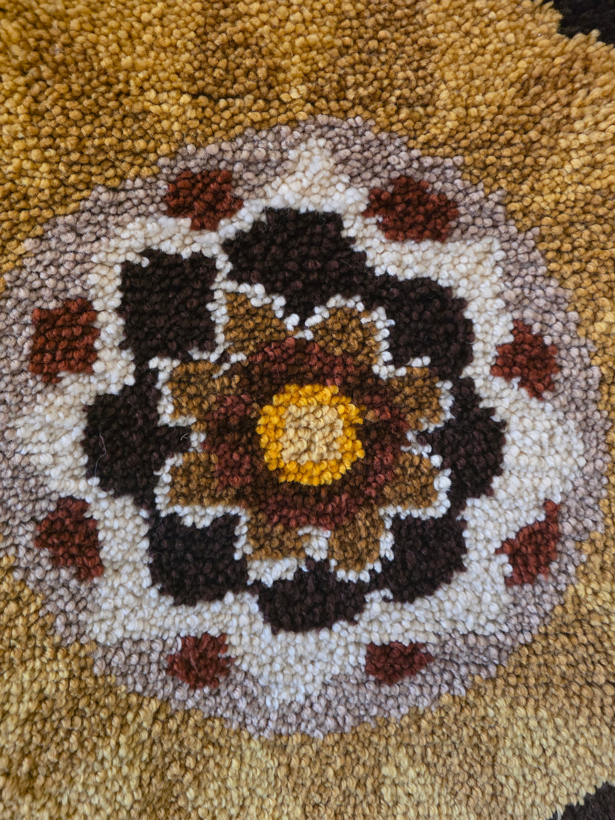 Vintage wandkleed met grote bloem in bruin en okergeel