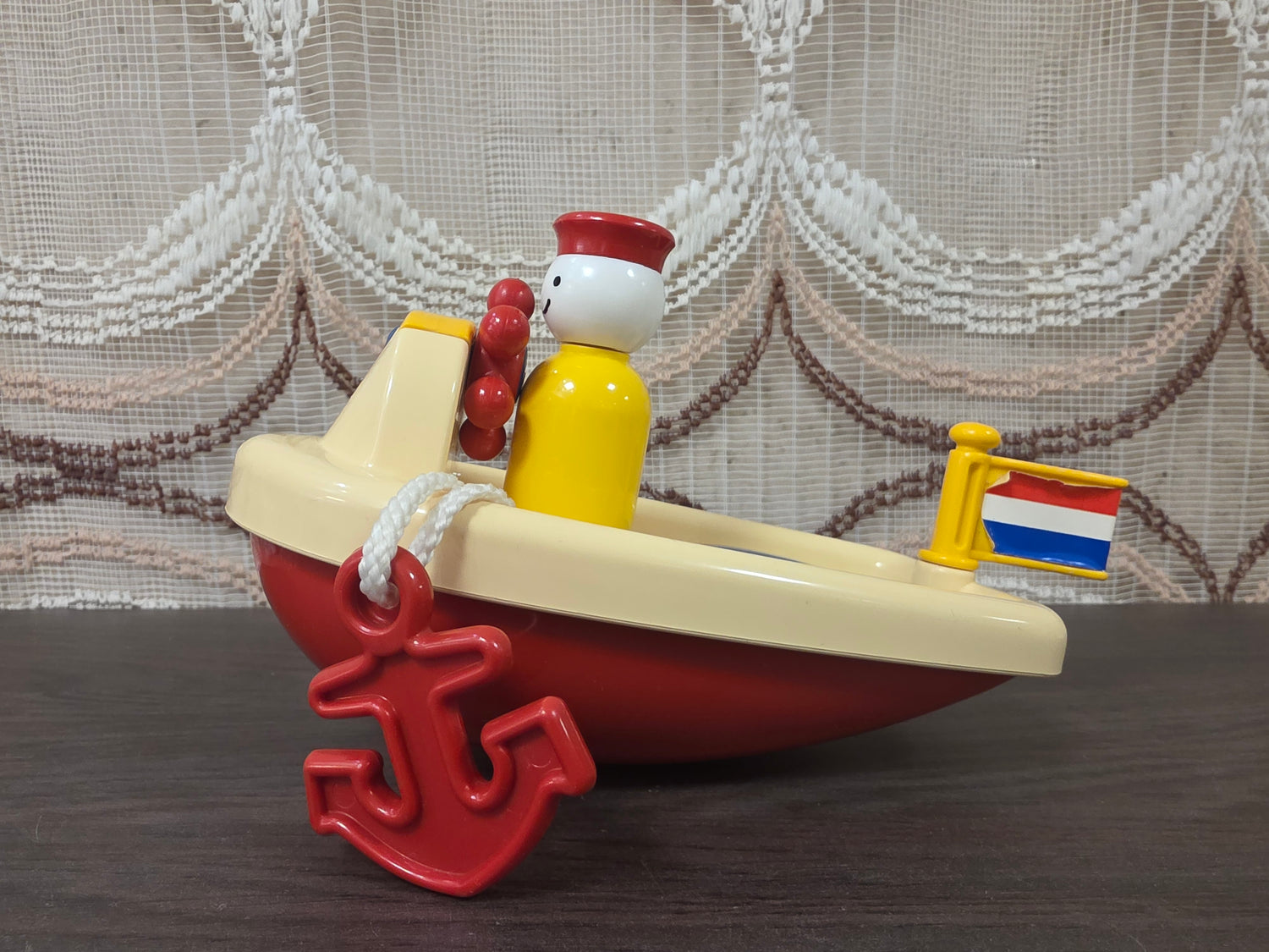 Ambi Toys Baby Boat E356 rood crème bootje met geel poppetje blauwe vis en rood anker