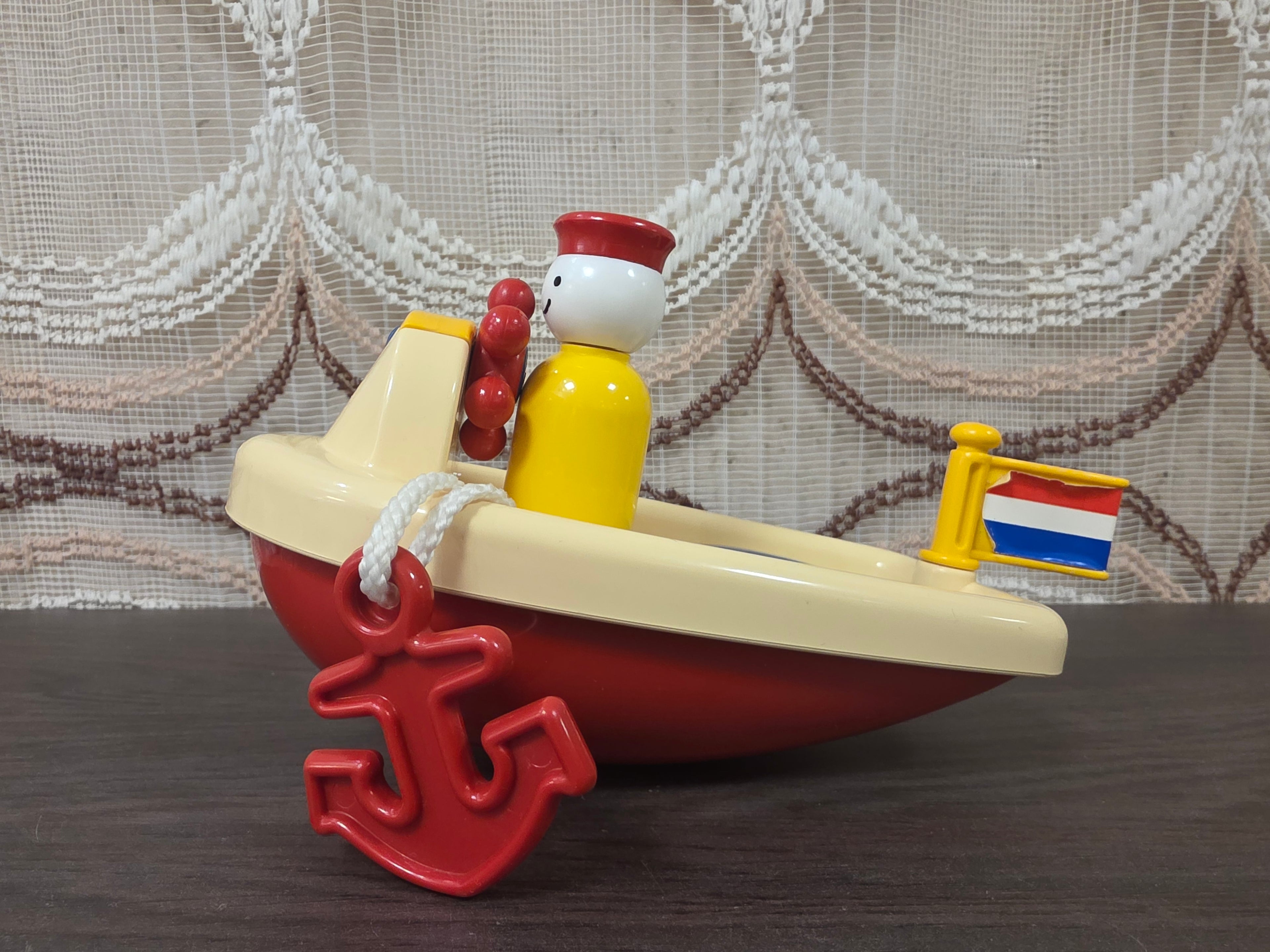 Ambi Toys Baby Boat E356 rood crème bootje met geel poppetje blauwe vis en rood anker