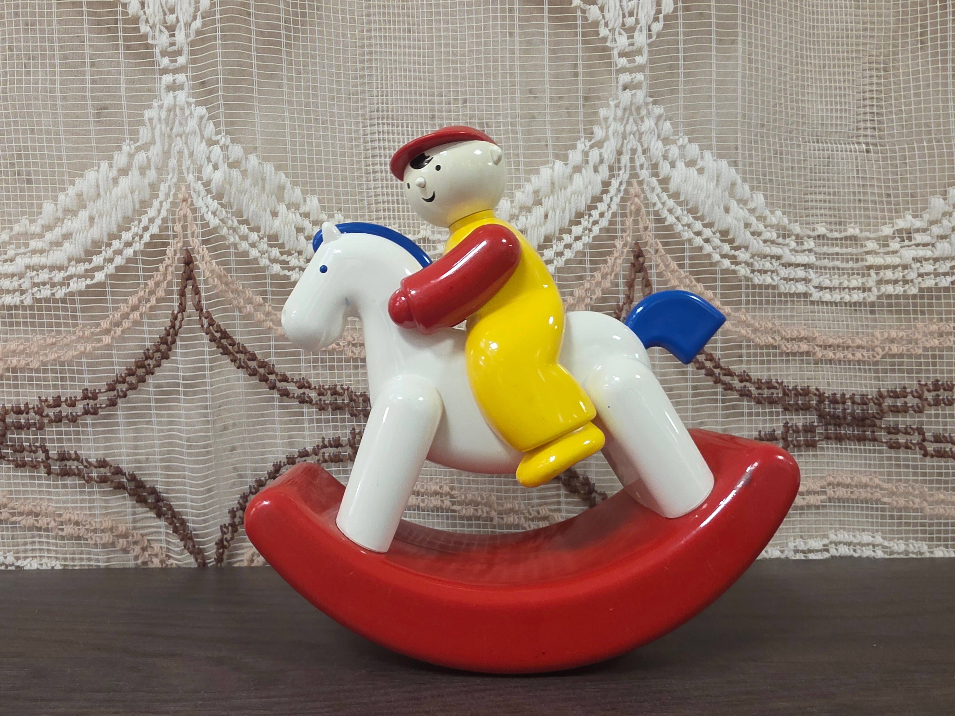 Ambi Toys Rocky Jocky hobbelpaard met geel poppetje