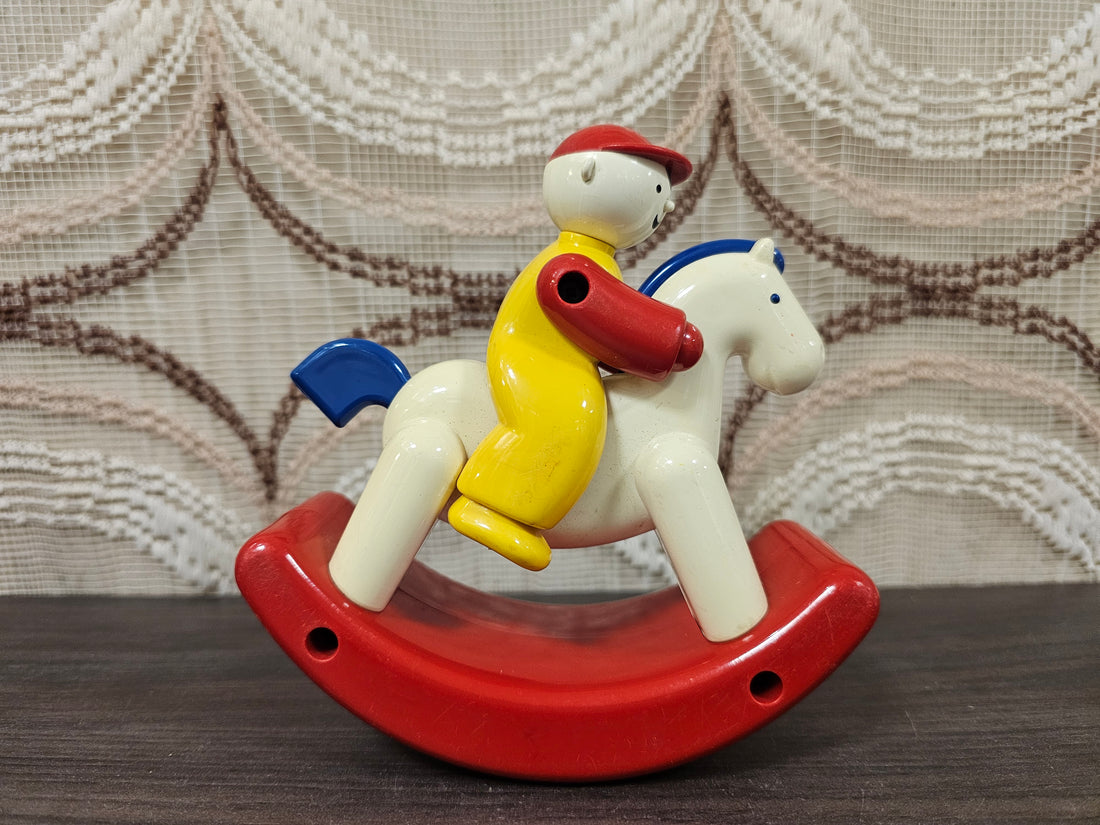 Ambi Toys Rocky Jocky hobbelpaard wit met gele ruiter op rode rocker