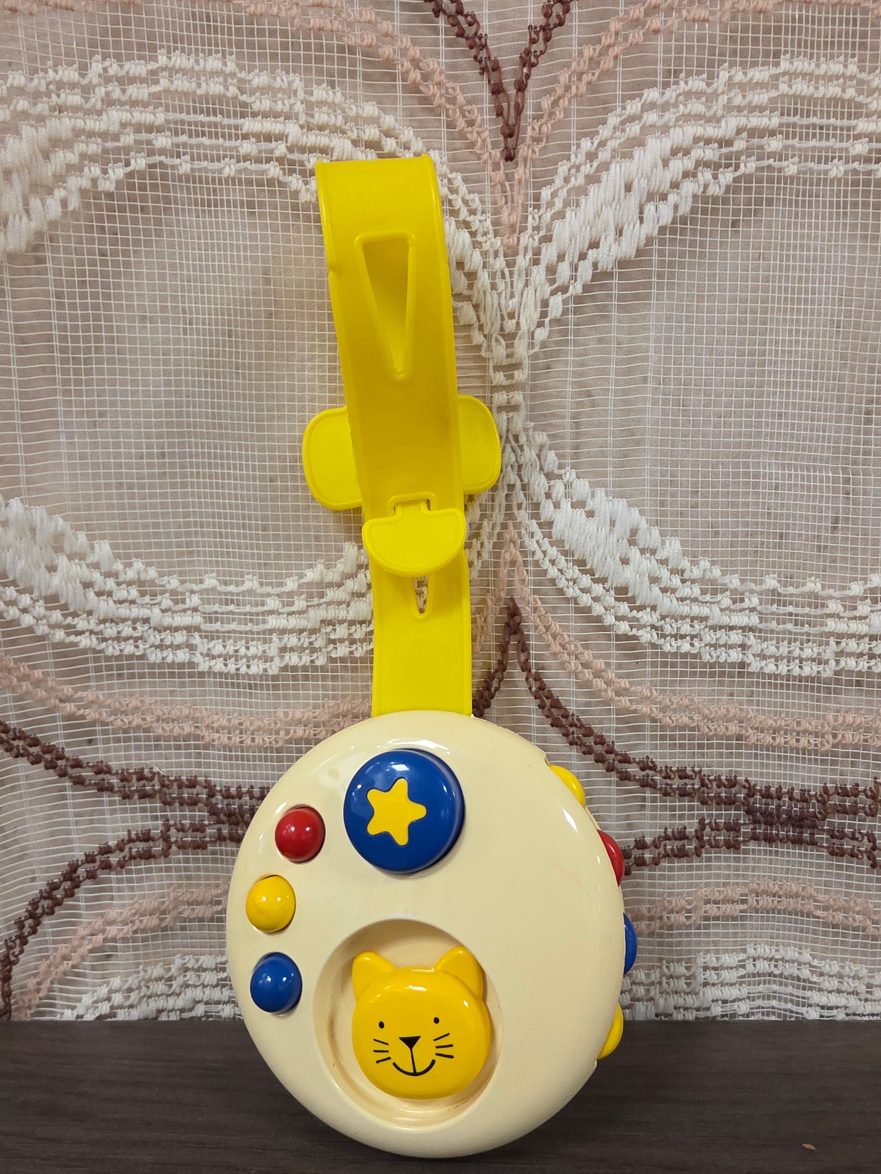 intage Ambi Toys activiteitenspeelgoed met katje, kleurrijke knoppen en gele bevestigingsband.