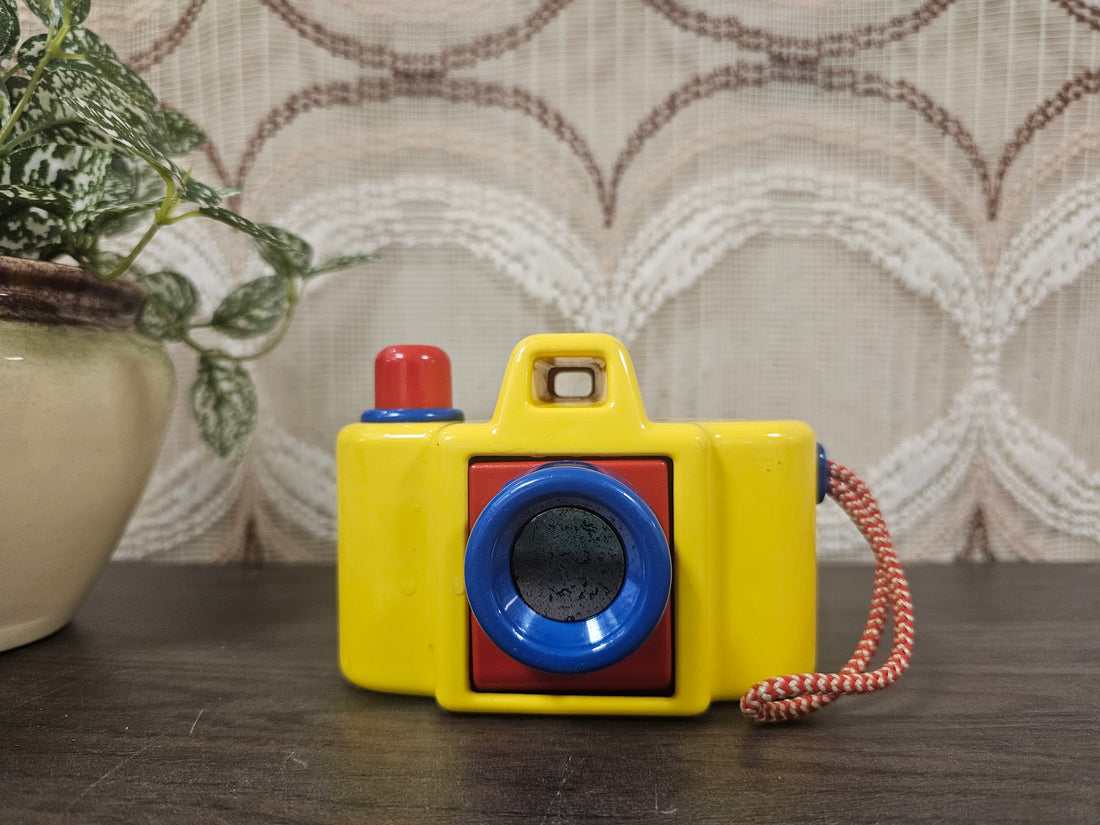 Vintage Ambi Toys speelgoedcamera met clownspoppetje