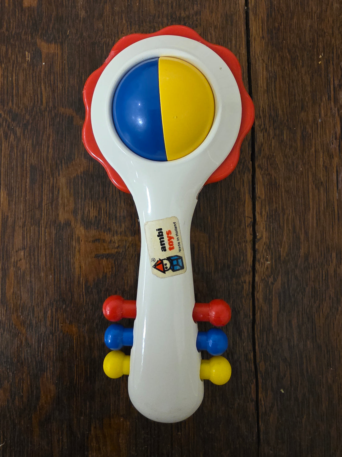 Ambi Toys Handy Dandy rammelaar met rode rand en gekleurde onderdelen