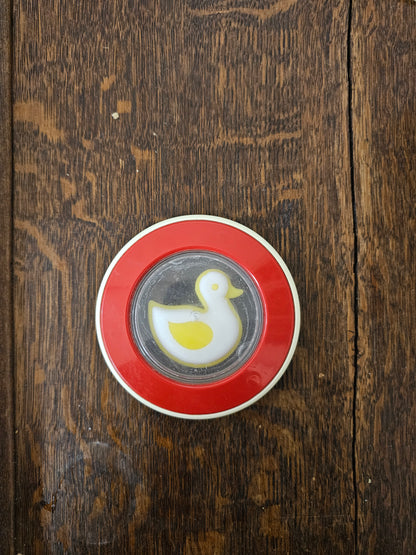 Vintage eenden rammelaar van Ambi Toys in rood met gele details, 9,5 cm diameter