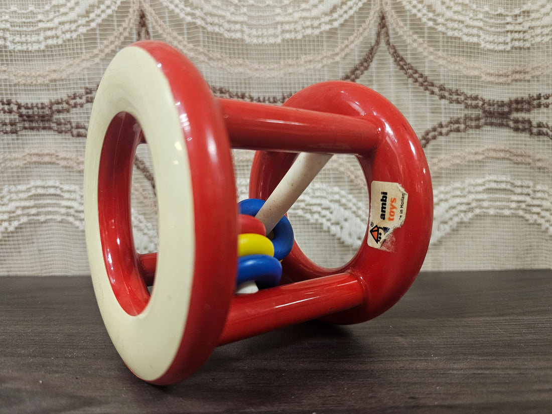 Vintage Ambi Toys rammelaar van kunststof in rood-wit met kleurrijke ringen