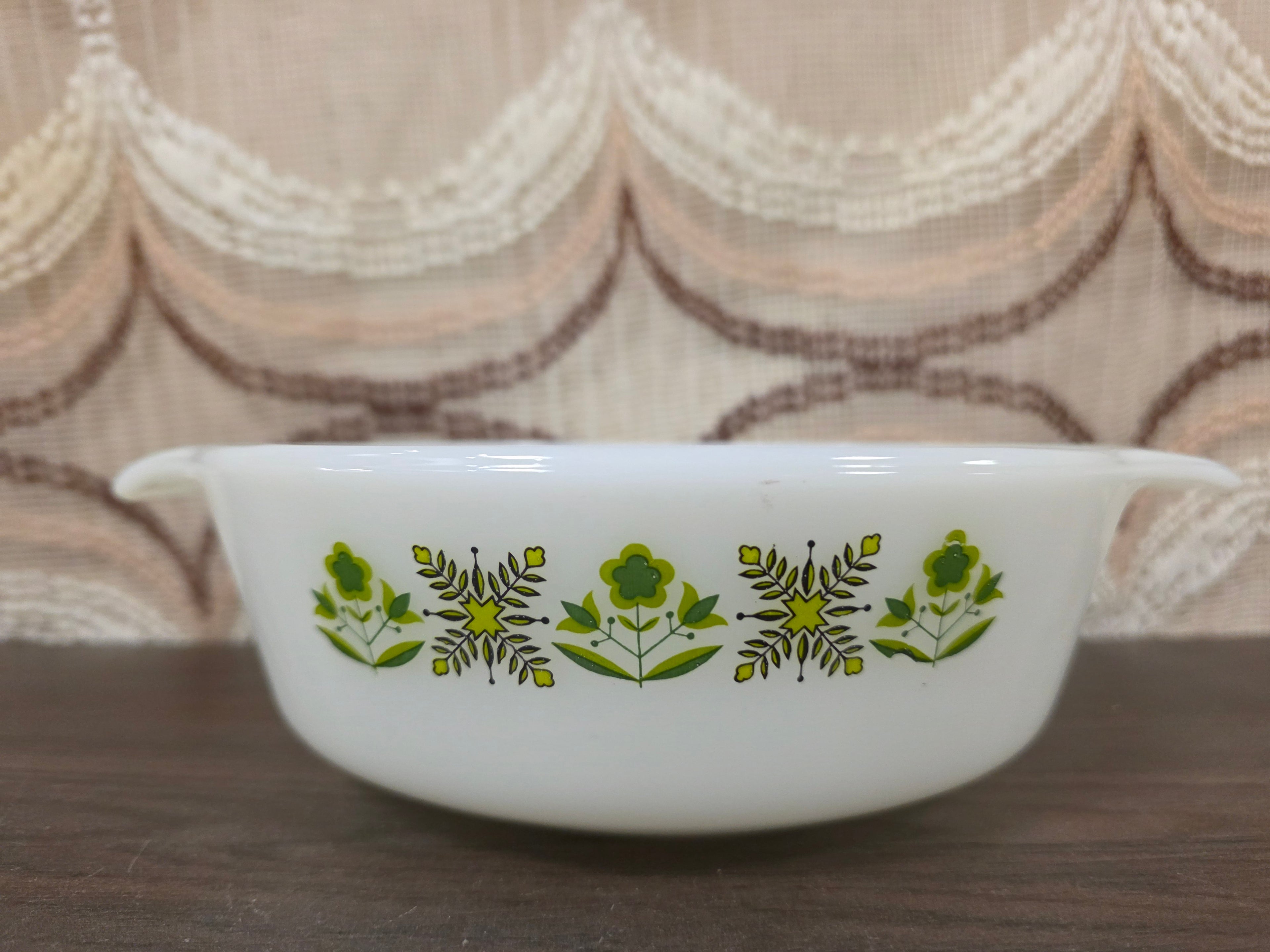 Vintage Anchor Hocking ovenschaal wit glas met groen bloemenmotief 