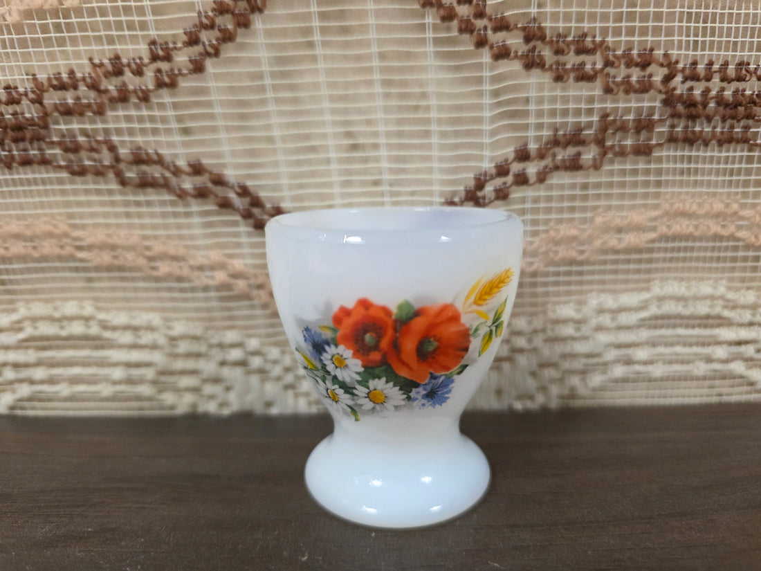 Arcopal Anemone eierdopje van wit opaalglas met rode en blauwe bloemenprint