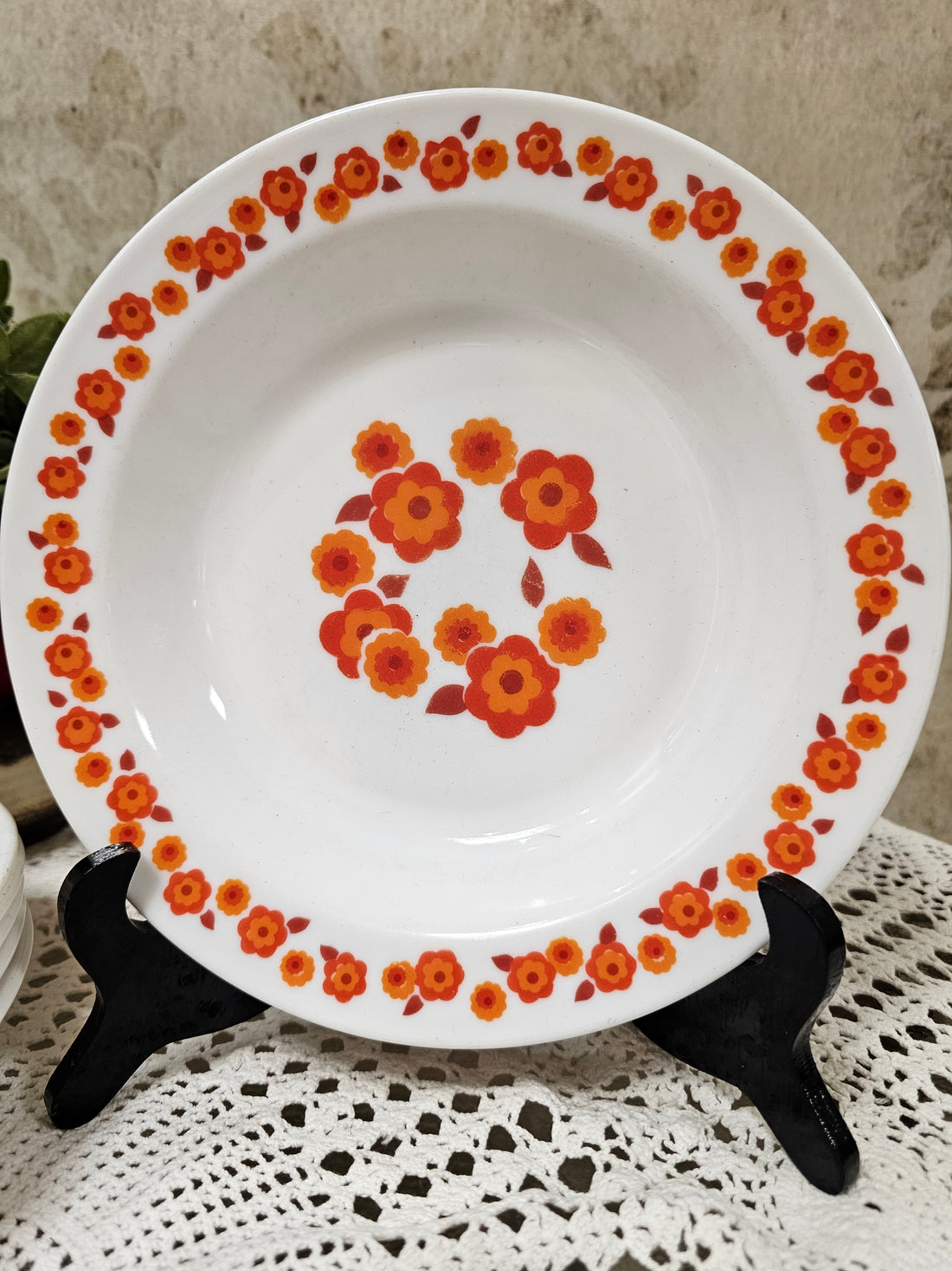 Vintage Arcopal France Lotus diepe borden met rode oranje bloemen