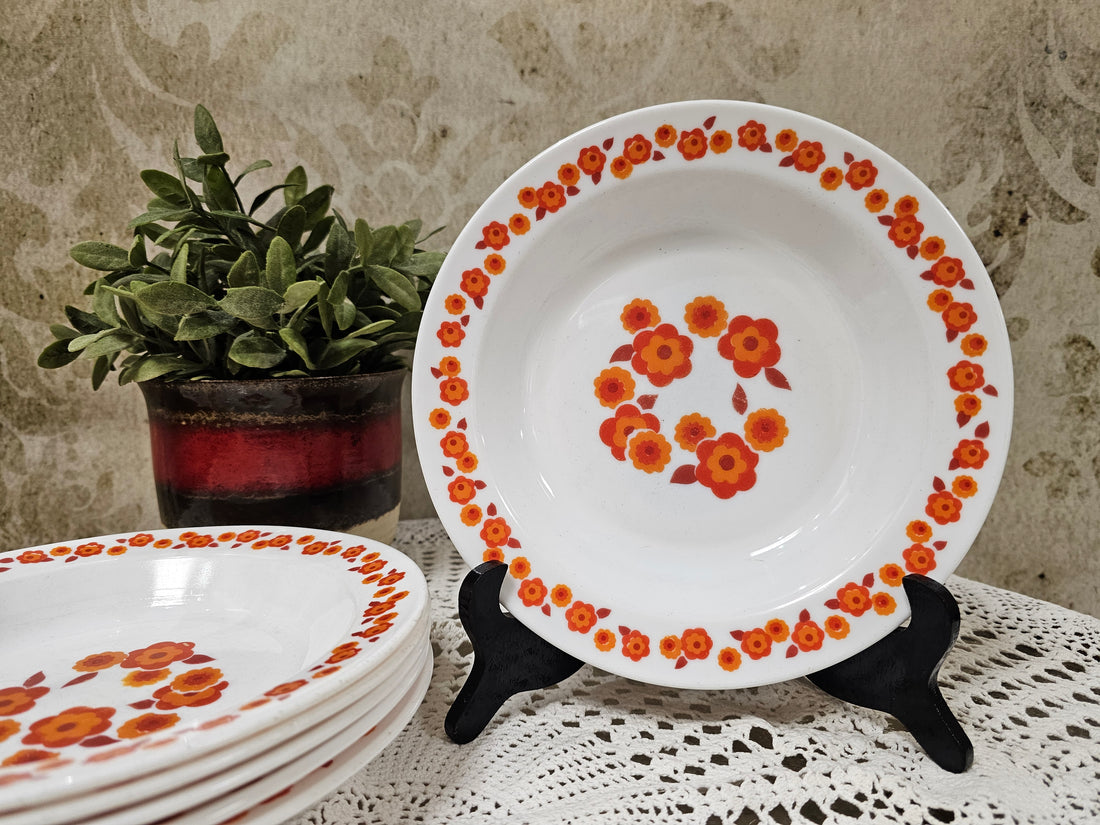 Vintage Arcopal France Lotus diepe borden rood oranje bloemen