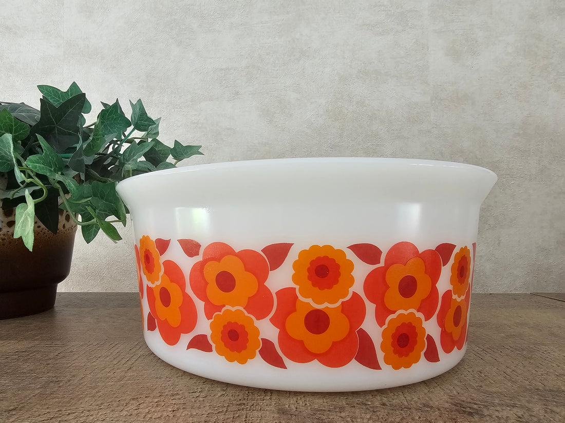 Vintage Arcopal Lotus schaal met oranje rode bloemen rondom 