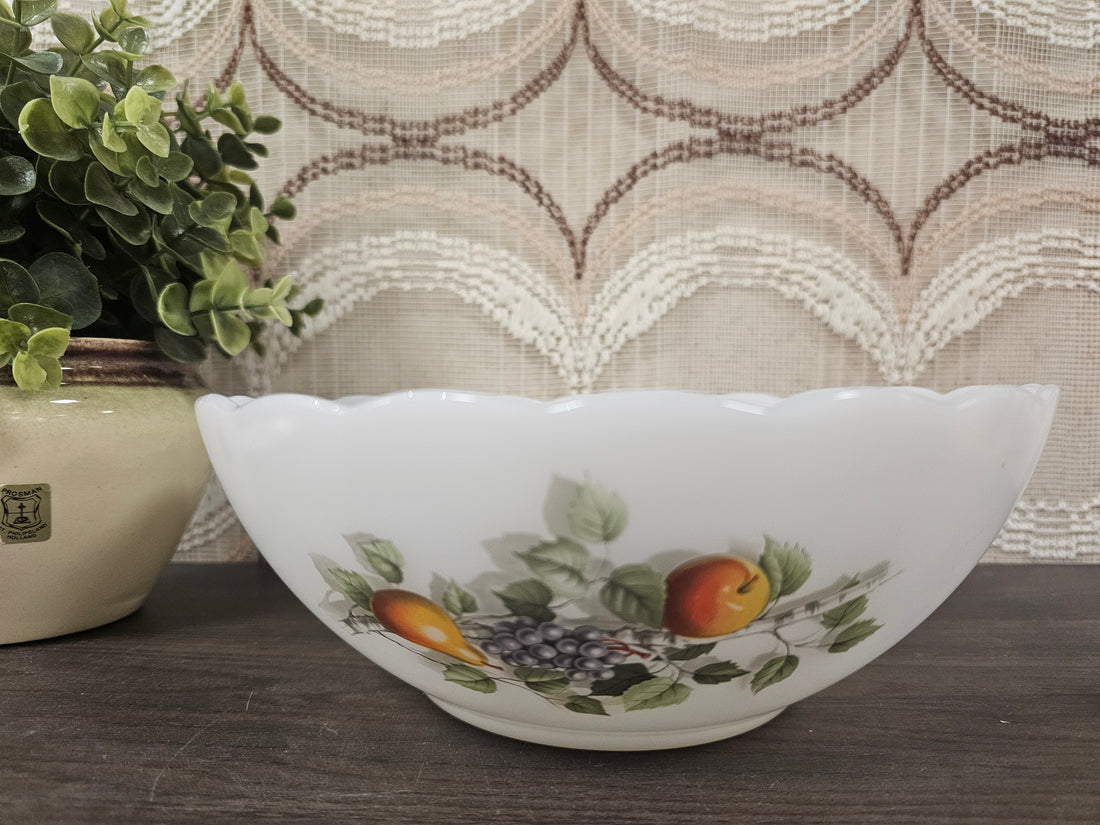 Arcopal Fruit de France schaal, wit melkglas met fruitmotief, 23 cm diameter, 8,5 cm hoog, in hele mooie staat.