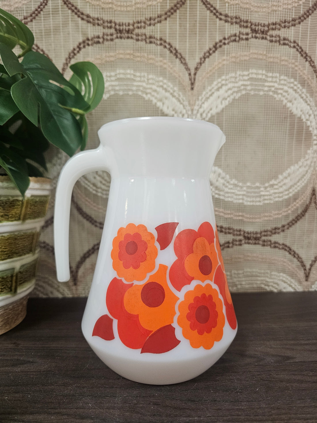 Arcopal Lotus karaf van melkglas met rood oranje bloemen