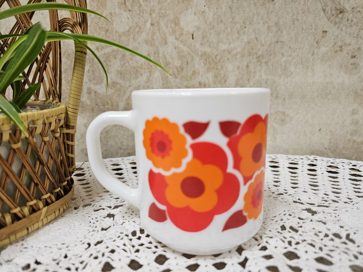 Vintage Arcopal Lotus koffie beker / mok met rode bloemen