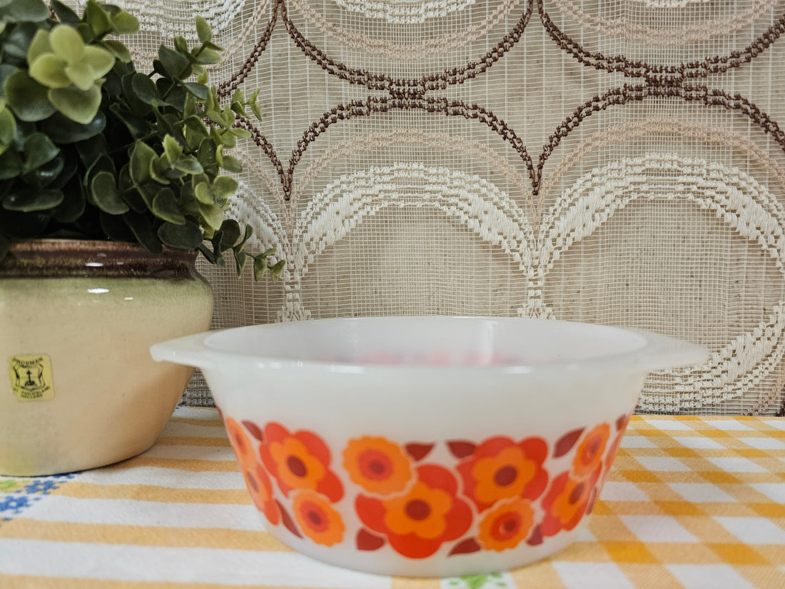 Arcopal Lotus ovenschaal met rode en oranje bloemen, zonder deksel, 17,5 x 19,5 x 6,5 cm.