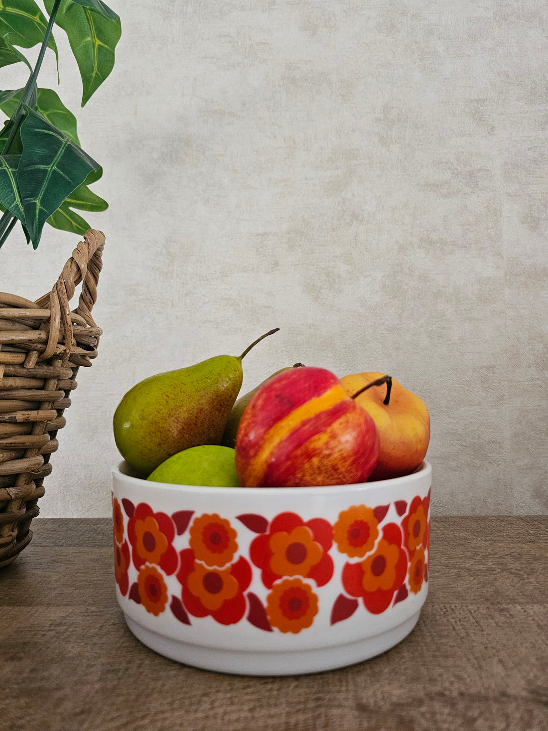 Vintage witte Arcopal Lotus schaal rode met oranje bloemen rondom 17 cm diameter