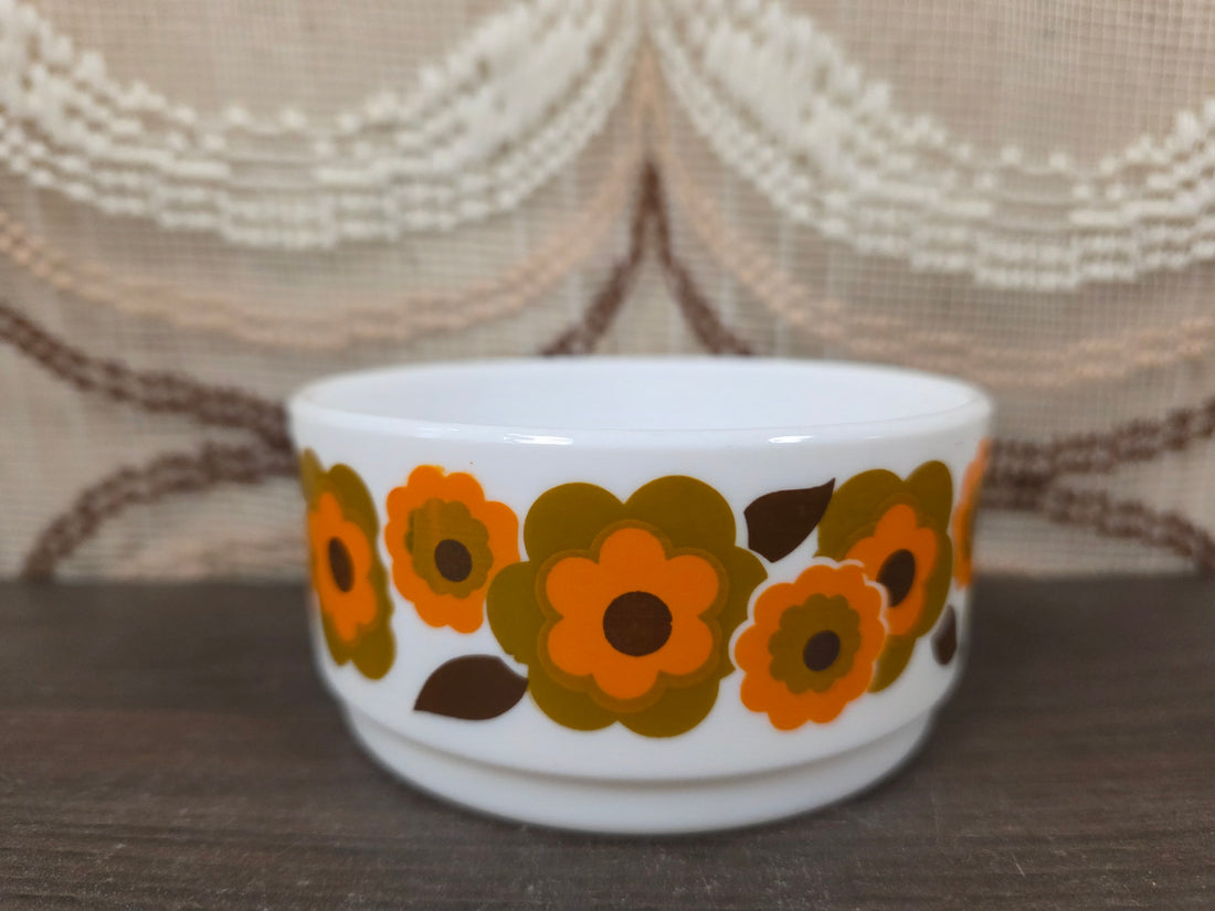 Arcopal Lotus schaaltje met oranje bruine bloemen op witte achtergrond