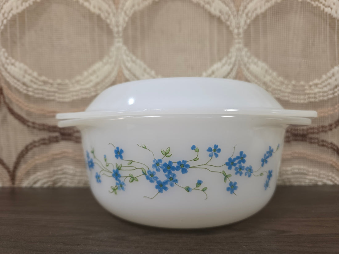 Vintage Arcopal Veronica ovenschaal van wit opaalglas met blauwe vergeet-mij-nietjes en originele deksel.