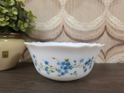 Arcopal schaal met blauwe vergeet-mij-nietjes uit de Veronica-serie