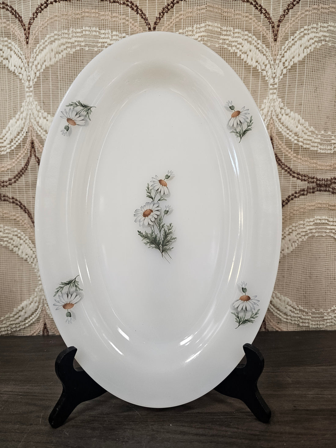 Ovaal wit Arcopal bord van melkglas met margrietdecor, formaat 36 x 23 cm, vintage jaren 70