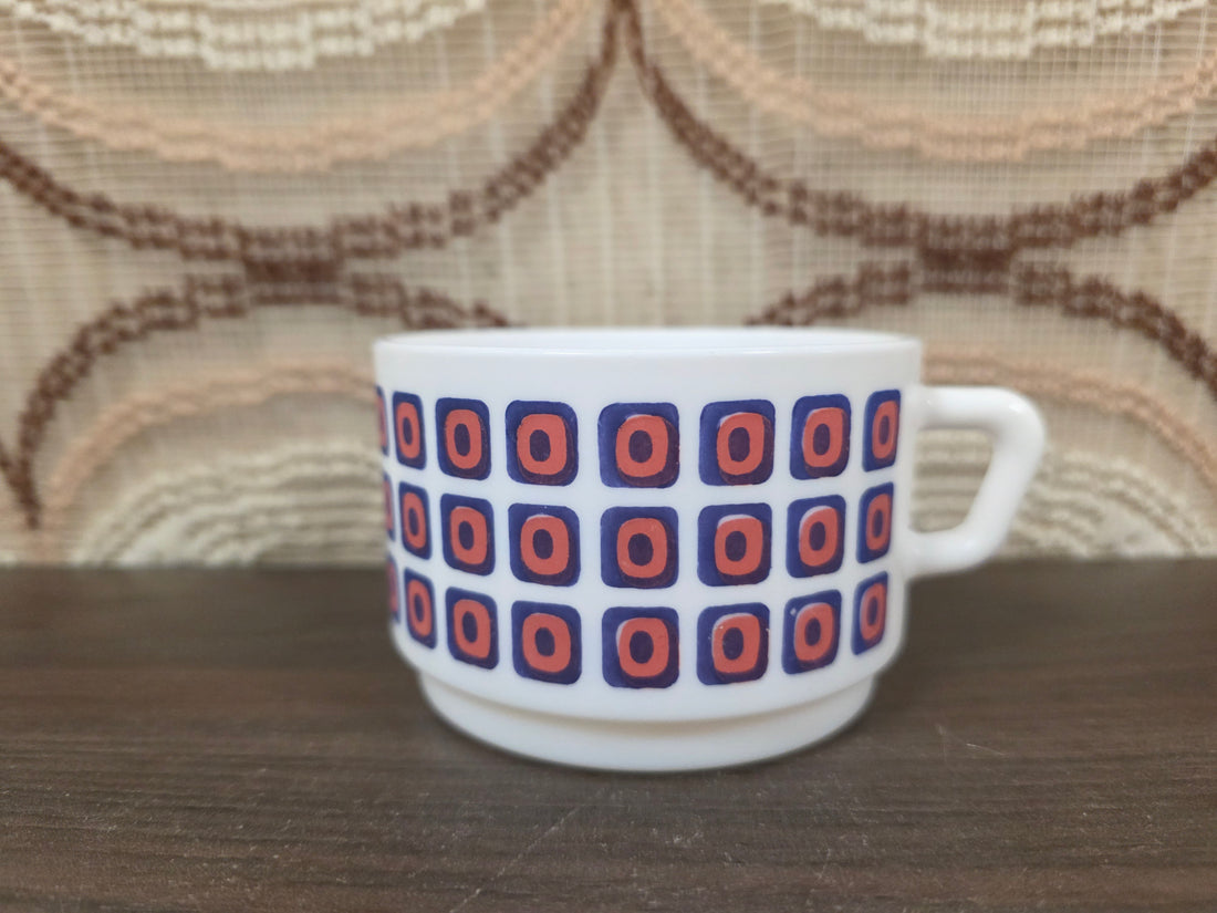 Arcopal vintage kopje met rood blauw geometrisch patroon