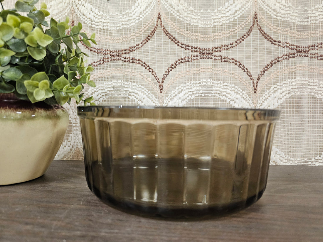 Arcopal rookglas schaal, geribbeld, 9 cm hoog en 21 cm diameter. Stevig en decoratief.