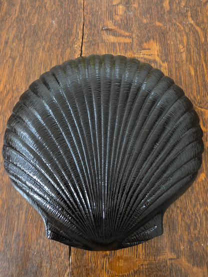 Vintage Arcoroc schelpbord van zwart glas met ribbelstructuur en een diameter van 20 cm.