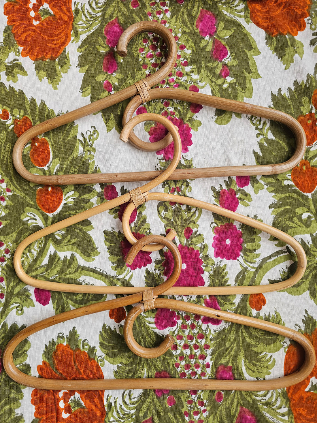 Set van 5 stevige bamboe kledinghangers. Natuurlijk materiaal, tijdloos design en ideaal voor een nette, sfeervolle garderobe.