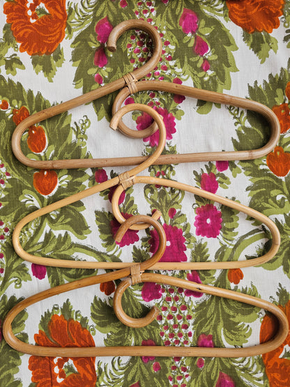 Set van 5 stevige bamboe kledinghangers. Natuurlijk materiaal, tijdloos design en ideaal voor een nette, sfeervolle garderobe.