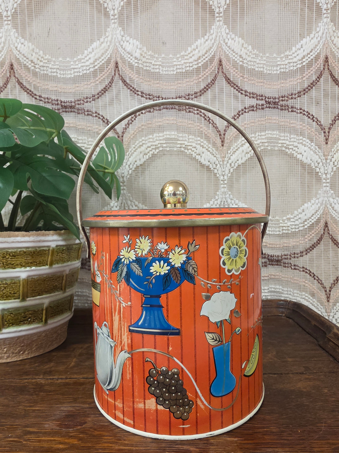 Vintage oranje Baret Ware Art Grace biscuitblik met hengsel en kleurrijk dessin