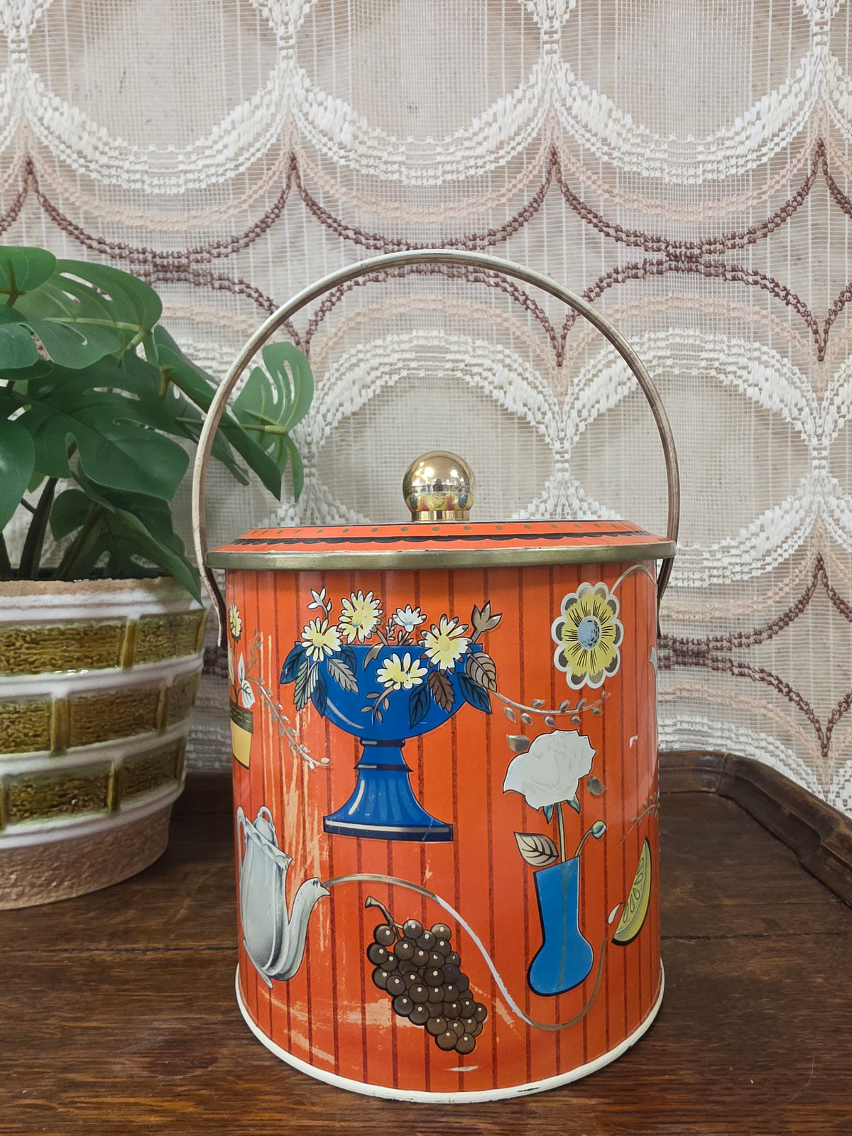 Vintage oranje Baret Ware Art Grace biscuitblik met hengsel en kleurrijk dessin