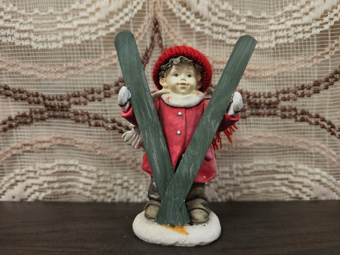 Beeldje jongen met rode jas en ski’s, ca. 11 cm hoog