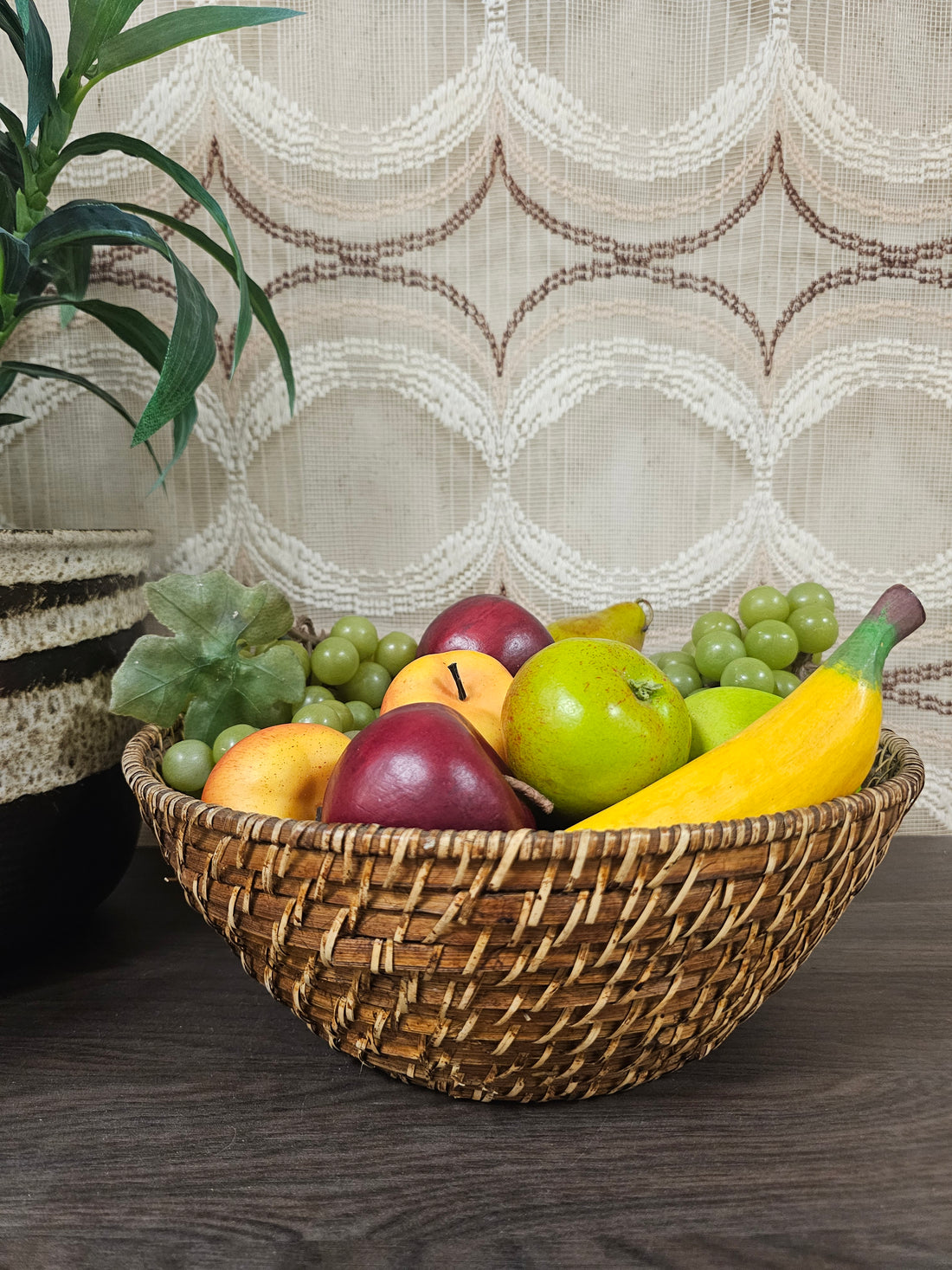 Grote ronde Birma rieten mand met gesloten vlechtwerk