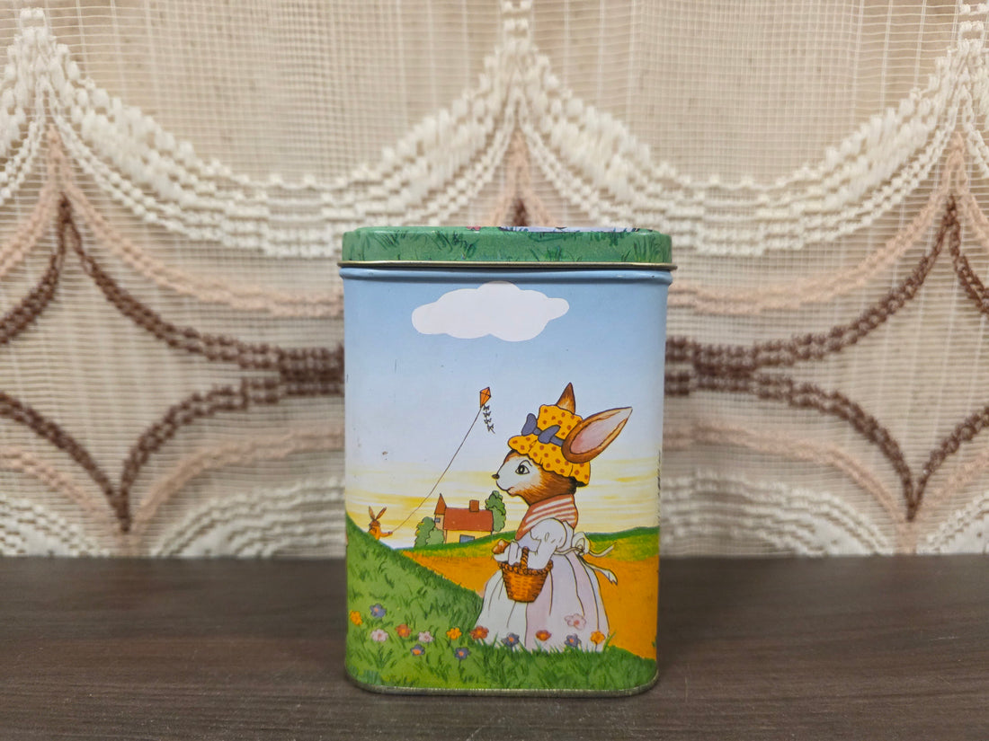 Paasblik met afbeelding paashaasjes in landschap 12 x 8,5 x 8,5 cm