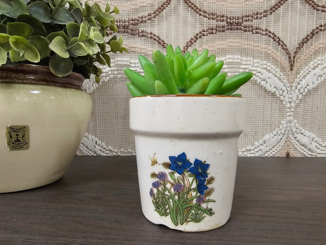 Kleine Wildflower bloempot met blauwe bloemen, 7,5 cm hoog, geschikt voor buiten door drainagegaten.