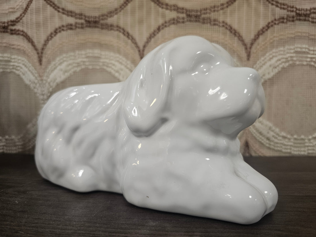 Glanzend witte vintage bloempot in de vorm van een hond, 24 cm lang en 12 cm hoog.