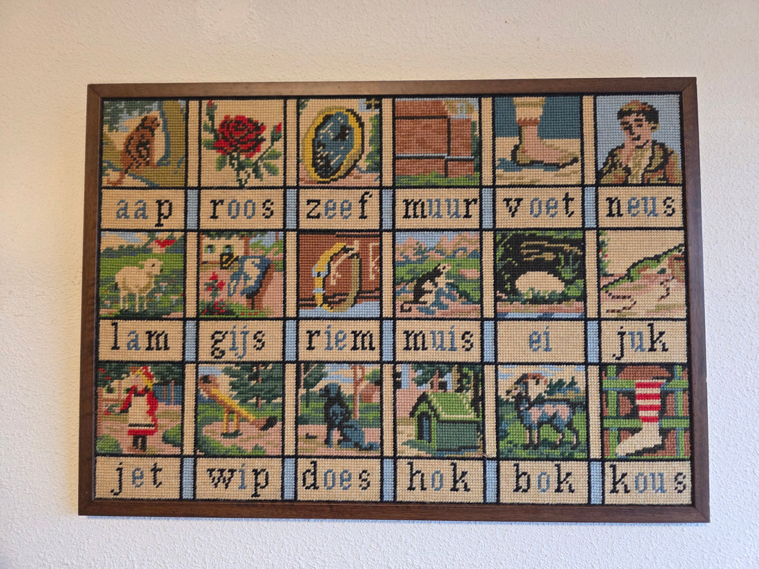 Vintage borduurwerk aap noot mies professioneel ingelijst in houten lijst 57 x 40 cm