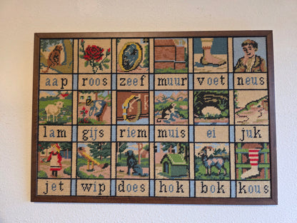Vintage borduurwerk aap noot mies professioneel ingelijst in houten lijst 57 x 40 cm