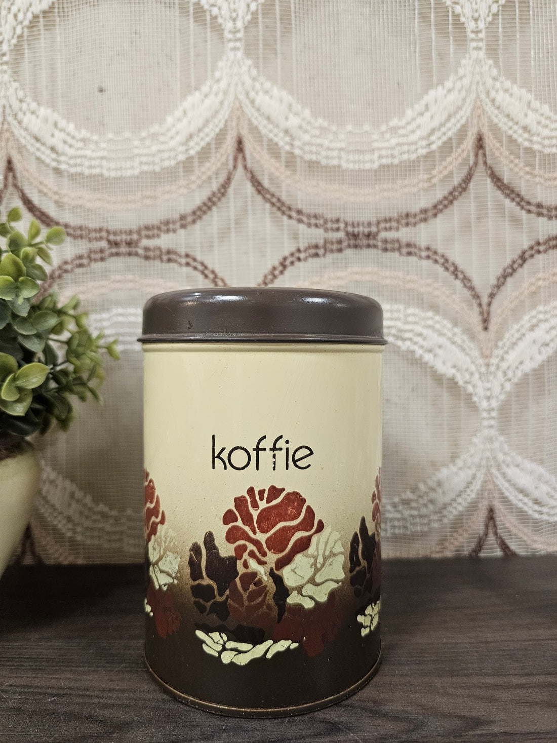 Brabantia vintage koffieblik met Batique patroon en zwarte KOFFIE-opdruk uit de jaren ’70.