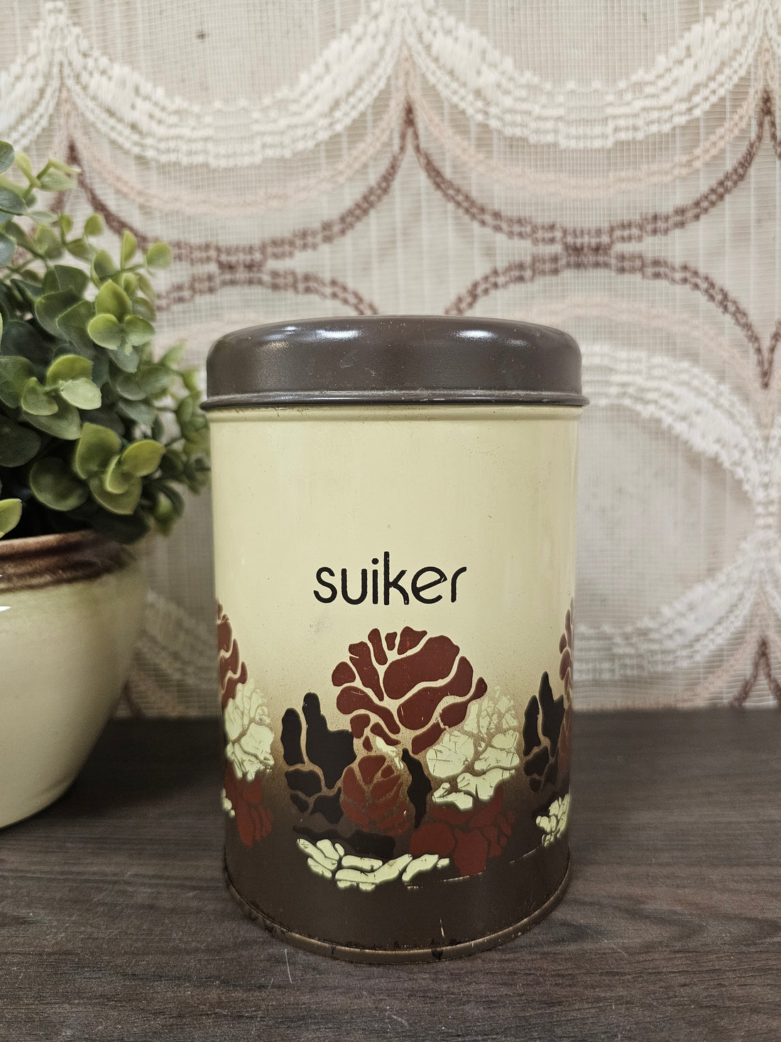 Brabantia vintage suikerblik in bruine Batique print met zwarte SUIKER-opdruk uit de jaren ’70.