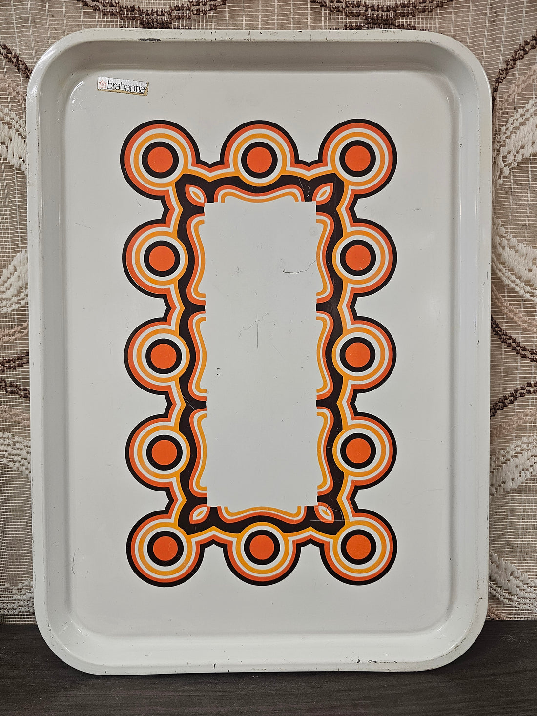 Vintage wit Brabantia dienblad met Bayon patroon, 45x32 cm, zichtbaar gebruikt.