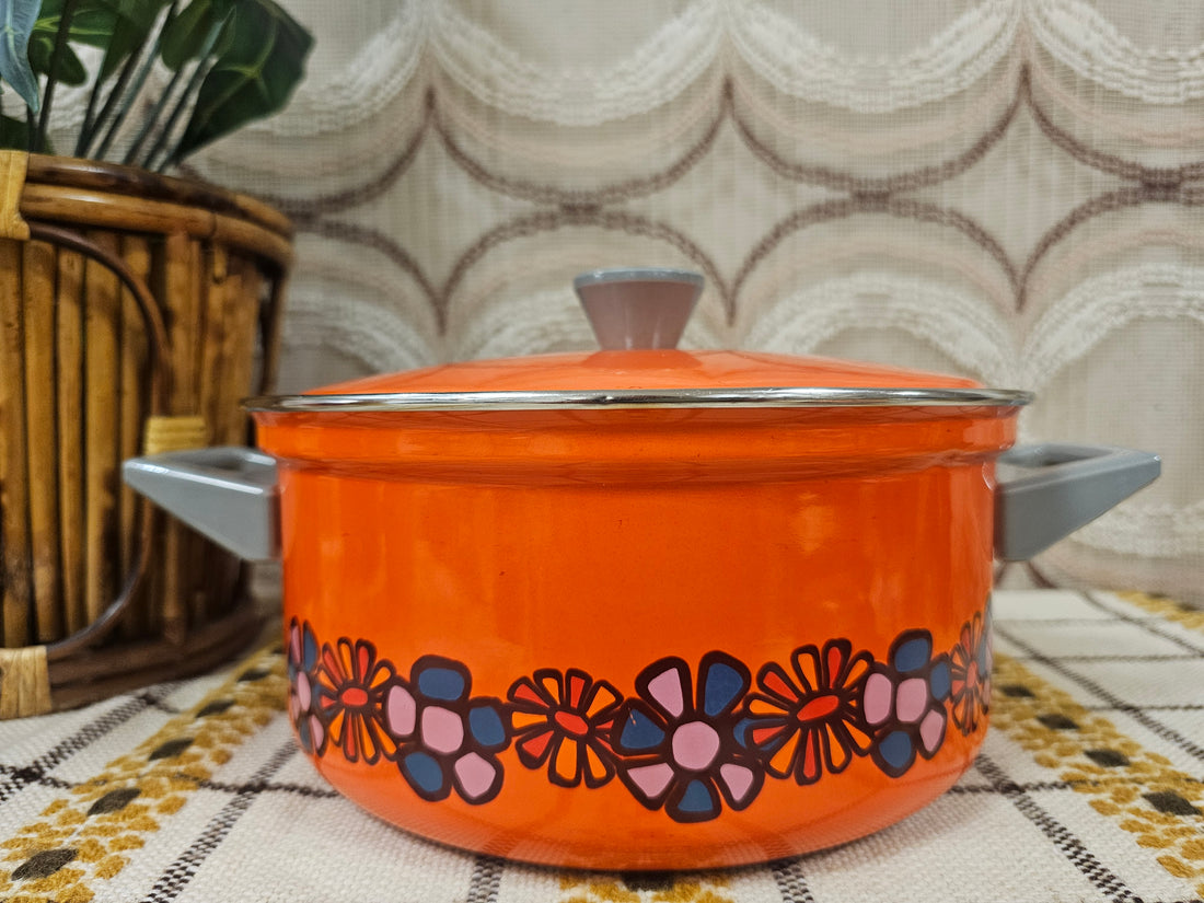 Vintage Brabantia pan oranje met bloemenrand Diane, jaren ’70, diameter 24,5 cm, hoogte 11 cm, in hele goede staat.