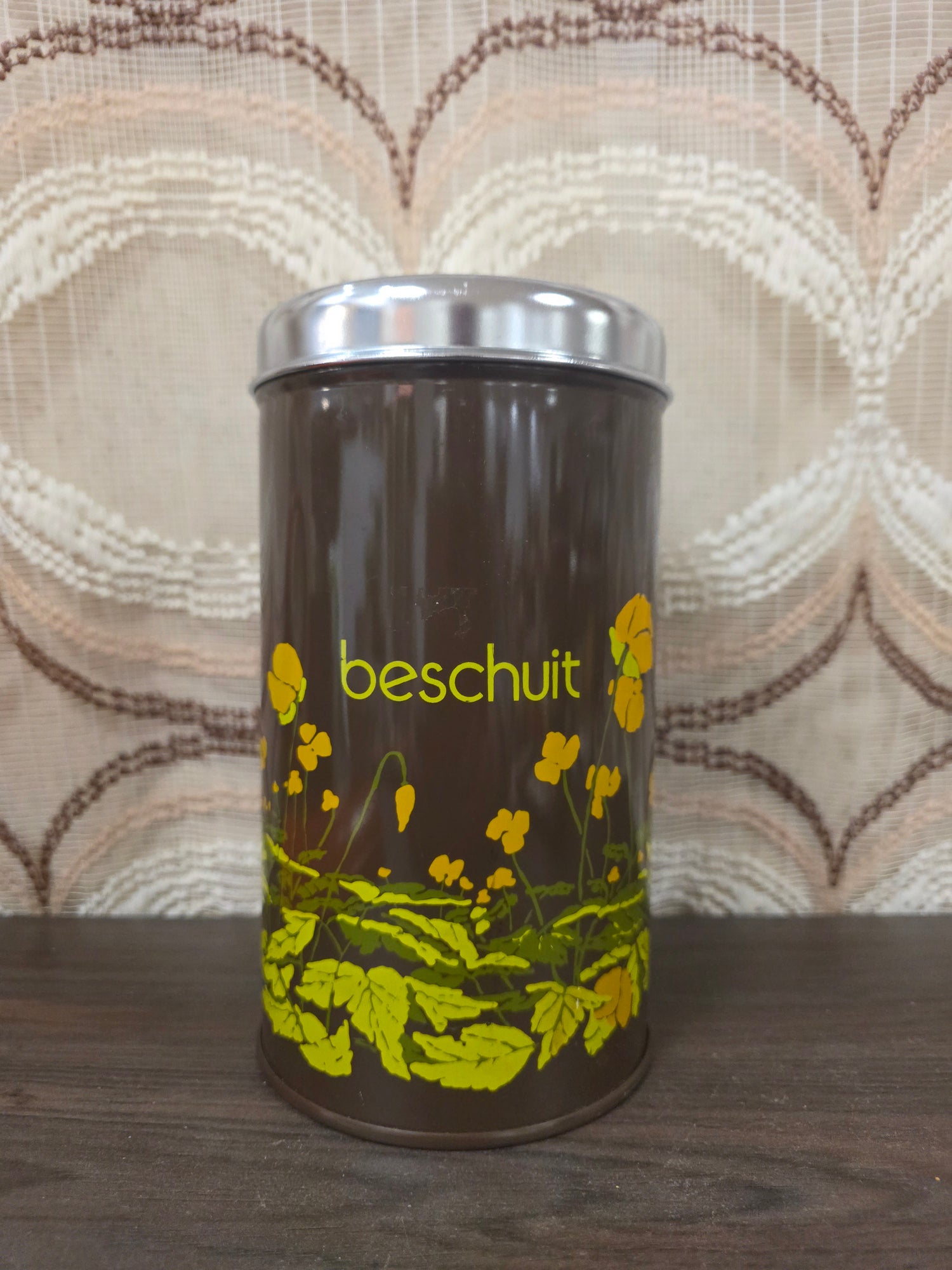 Brabantia beschuitbus Boterbloem in donkerbruin met gele bloemen en aluminium deksel, voorzien van origineel liftsysteem.