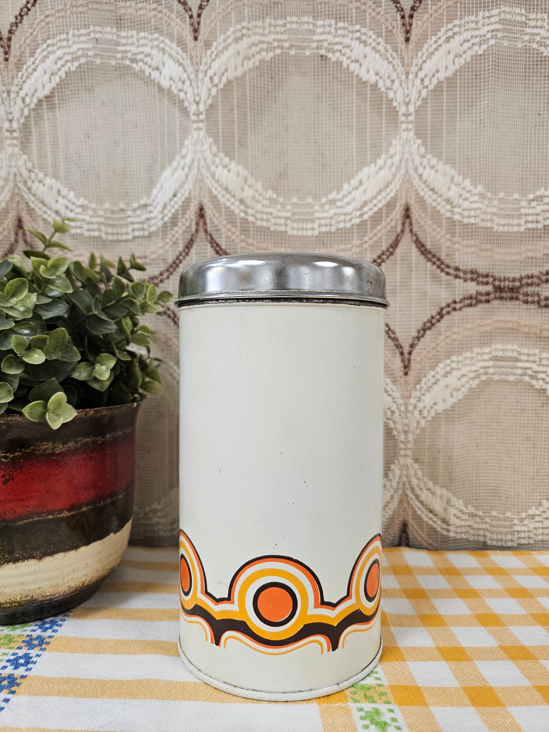 Vintage Brabantia beschuitblik met Bayon patroon, zonder beschuitlift, met zichtbare gebruikssporen.