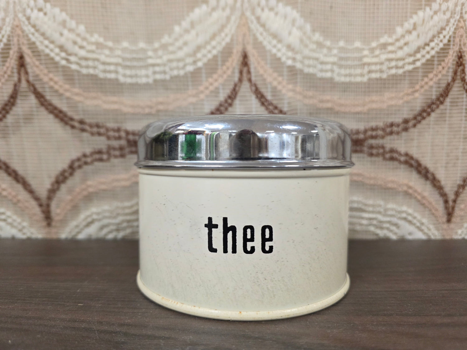 Crèmekleurig vintage Brabantia theeblik met opschrift thee