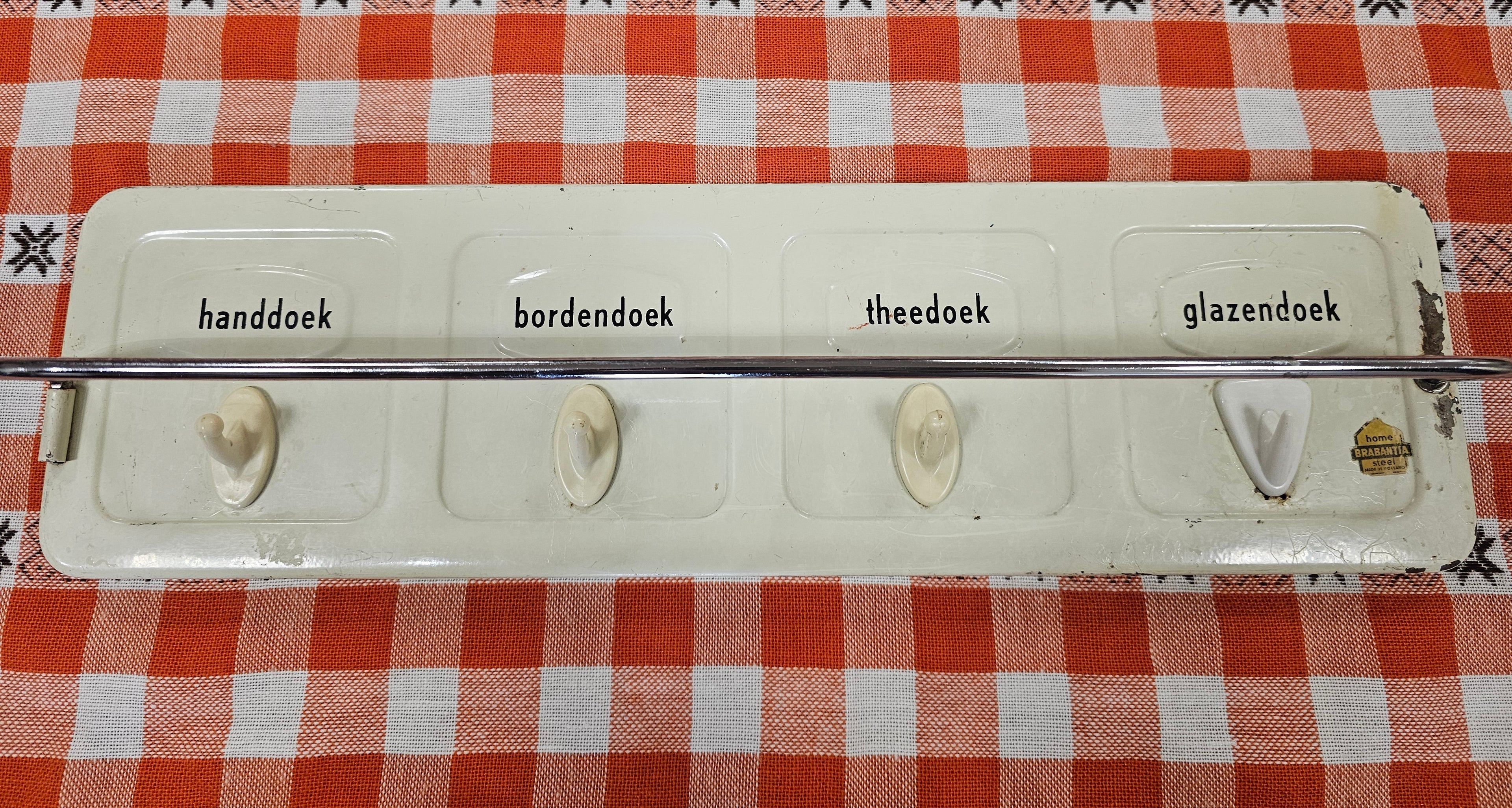 Vintage Brabantia wit metalen handdoekenrek uit de jaren ’60 met vier haakjes en doekstang